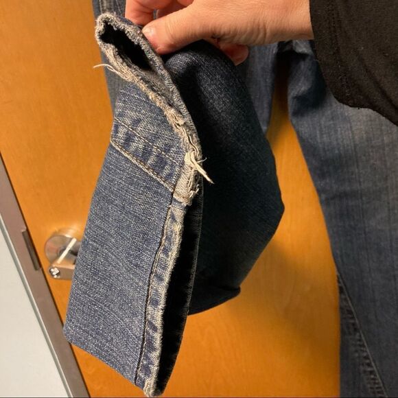 TRUE RELIGION Joey Distressed Wiskering Jeans w/ Embroidered Back Pocket Sz 32 - Picture 10 of 16